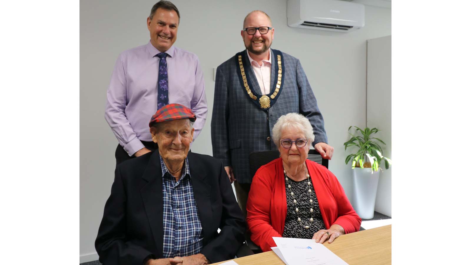 Ree and Noreen Robertson with acting CE Jeff Milward and Mayor Dan Gordon